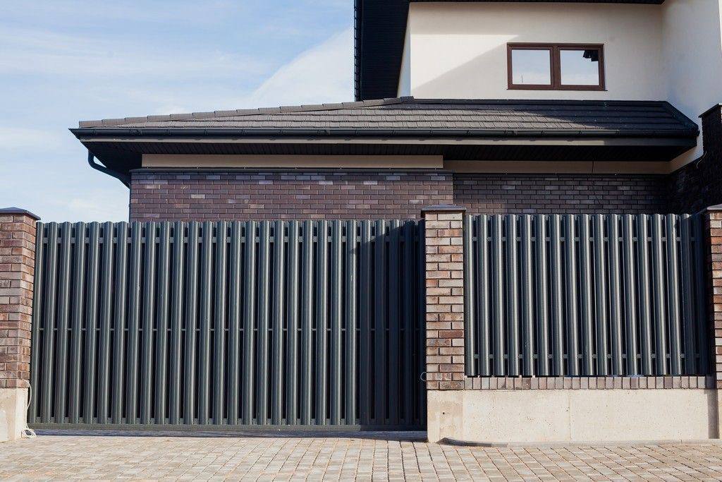 Заборы из евроштакетника (фото)