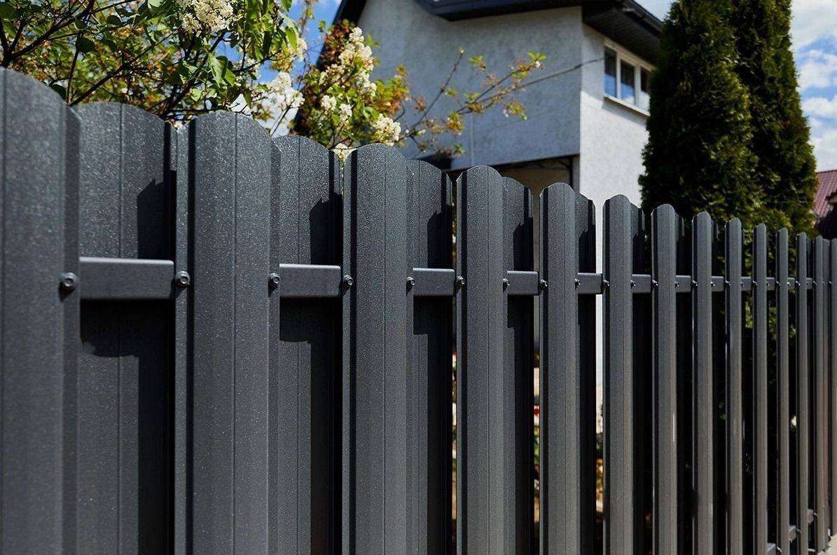 Заборы из евроштакетника (фото)